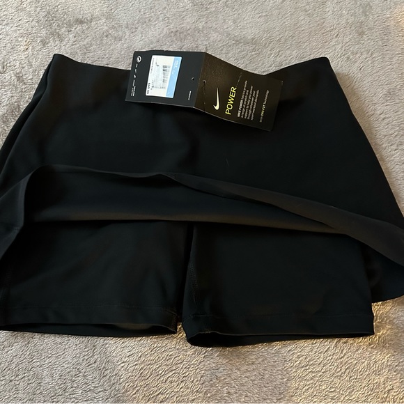 Girls NWT tennis skirt with built in shorts. Could be worn as a women’s Small. - Picture 5 of 10